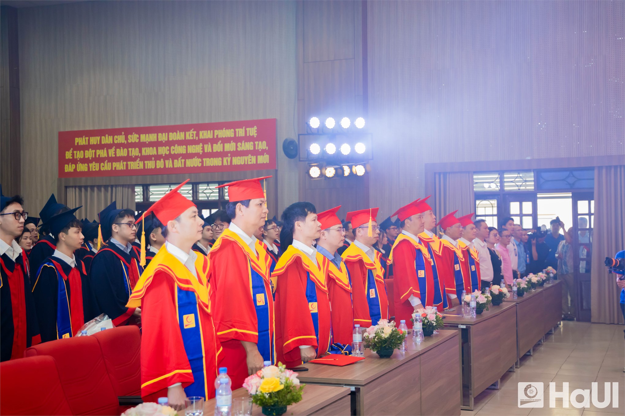 Trường Điện – Điện tử long trọng tổ chức Lễ Tốt nghiệp năm 2025: Hơn 1000 tân Kỹ sư, Cử nhân tự tin bước vào hành trình mới