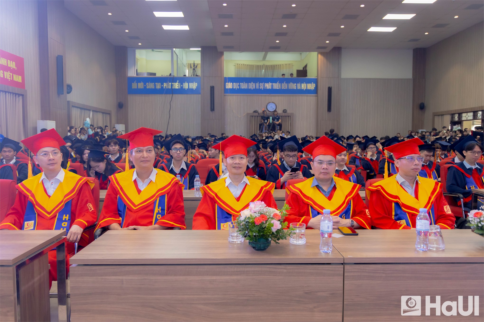 Trường Điện – Điện tử long trọng tổ chức Lễ Tốt nghiệp năm 2025: Hơn 1000 tân Kỹ sư, Cử nhân tự tin bước vào hành trình mới