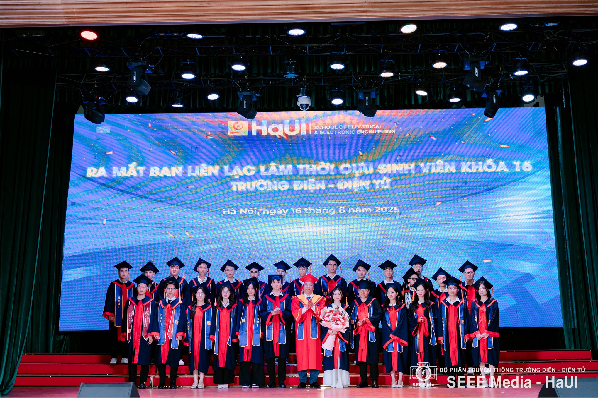 Trường Điện – Điện tử long trọng tổ chức Lễ Tốt nghiệp năm 2025: Hơn 1000 tân Kỹ sư, Cử nhân tự tin bước vào hành trình mới