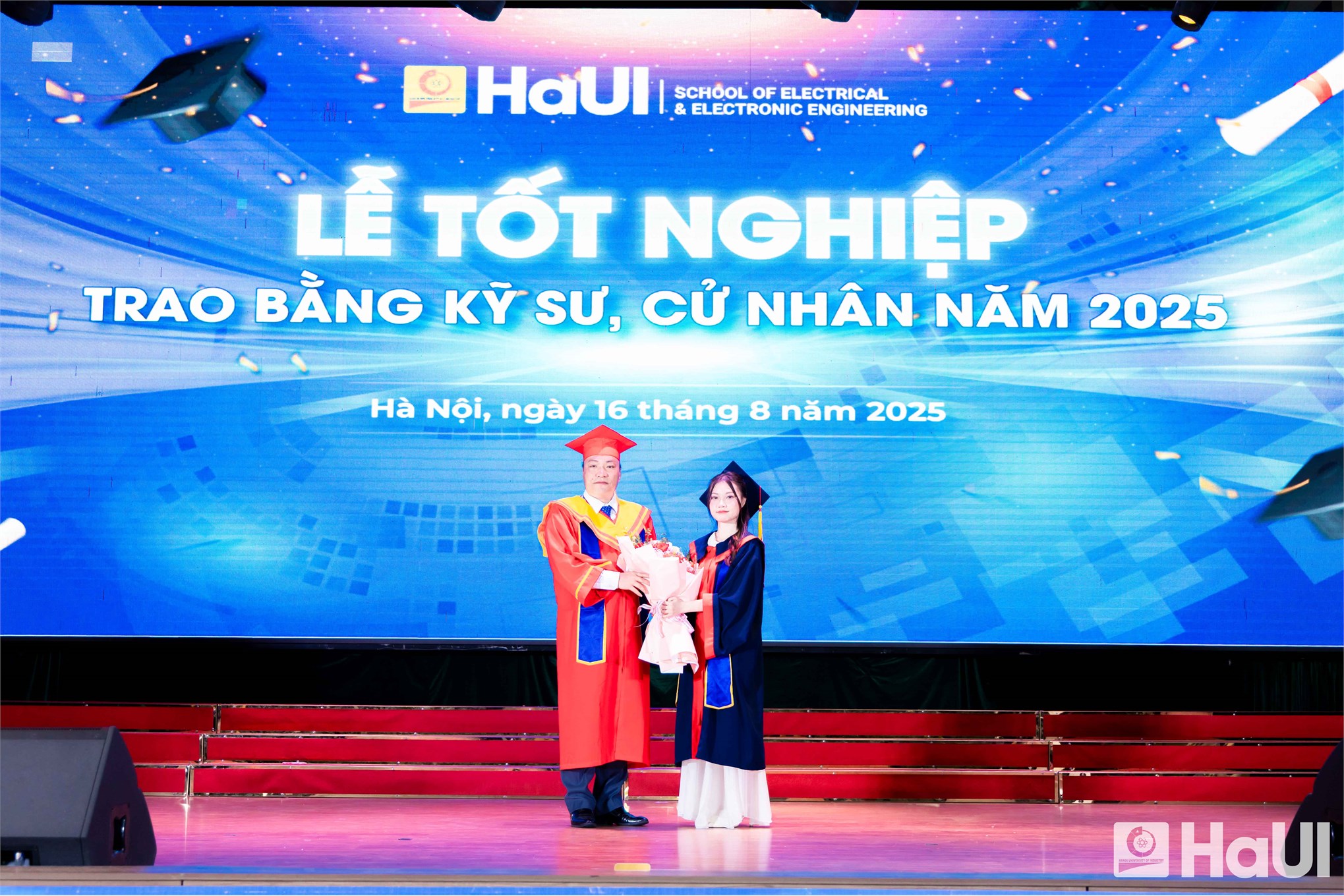 Trường Điện – Điện tử long trọng tổ chức Lễ Tốt nghiệp năm 2025: Hơn 1000 tân Kỹ sư, Cử nhân tự tin bước vào hành trình mới