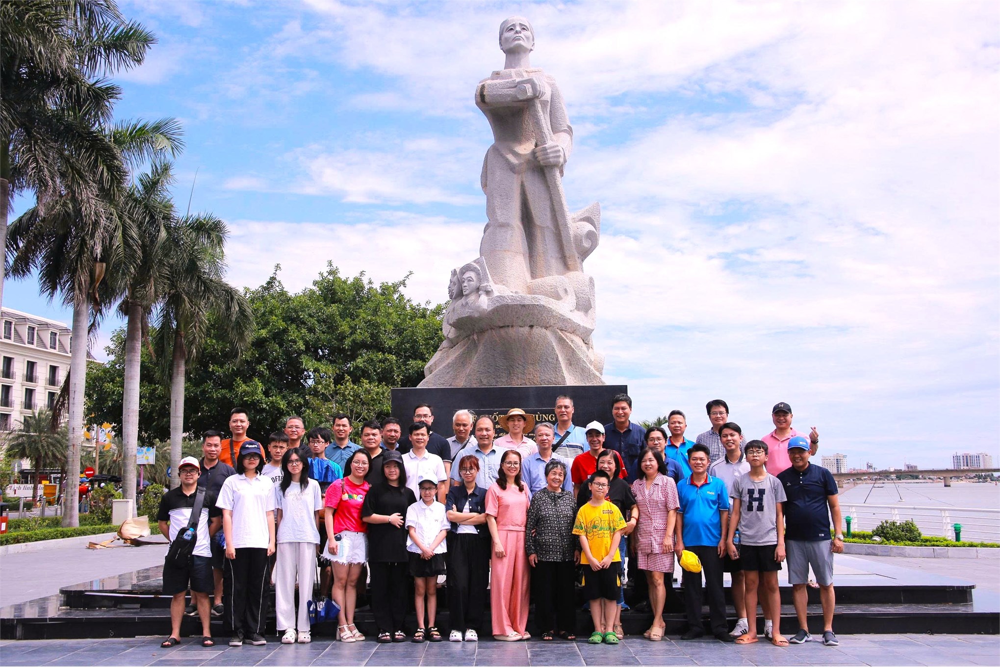 Sôi nổi hoạt động tham quan, học tập bồi dưỡng năm 2025 của Trường Điện – Điện tử