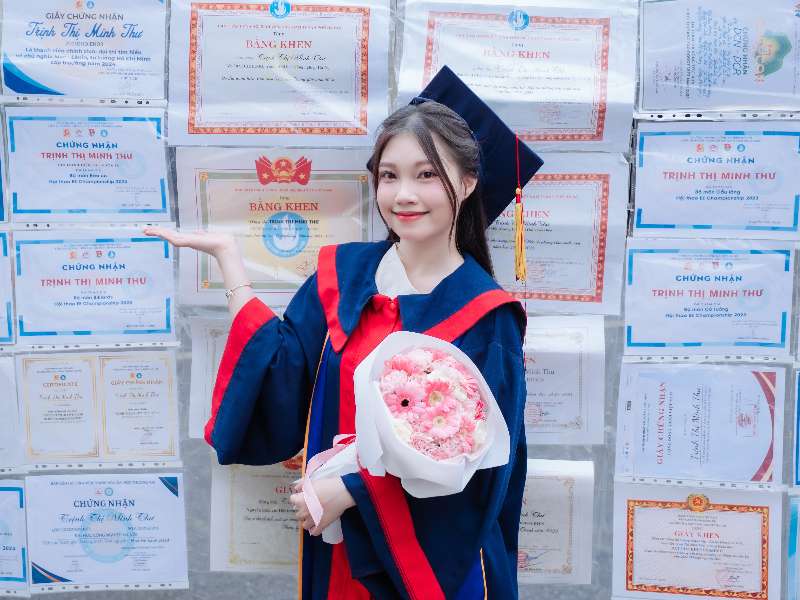 Trịnh Thị Minh Thư – Nữ thủ khoa toàn diện, niềm tự hào của sinh viên Trường Điện – Điện tử