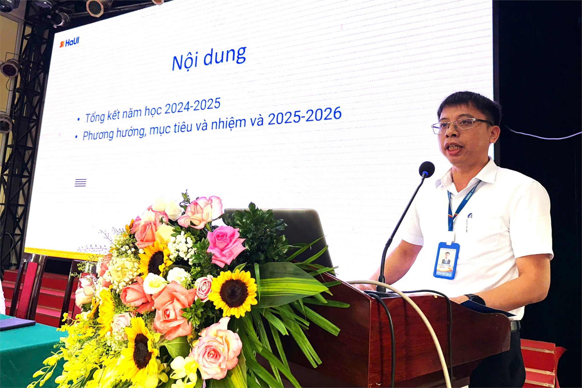 Trường Điện – Điện tử tổ chức Hội nghị viên chức, người lao động năm học 2024–2025 và triển khai nhiệm vụ năm học 2025–2026