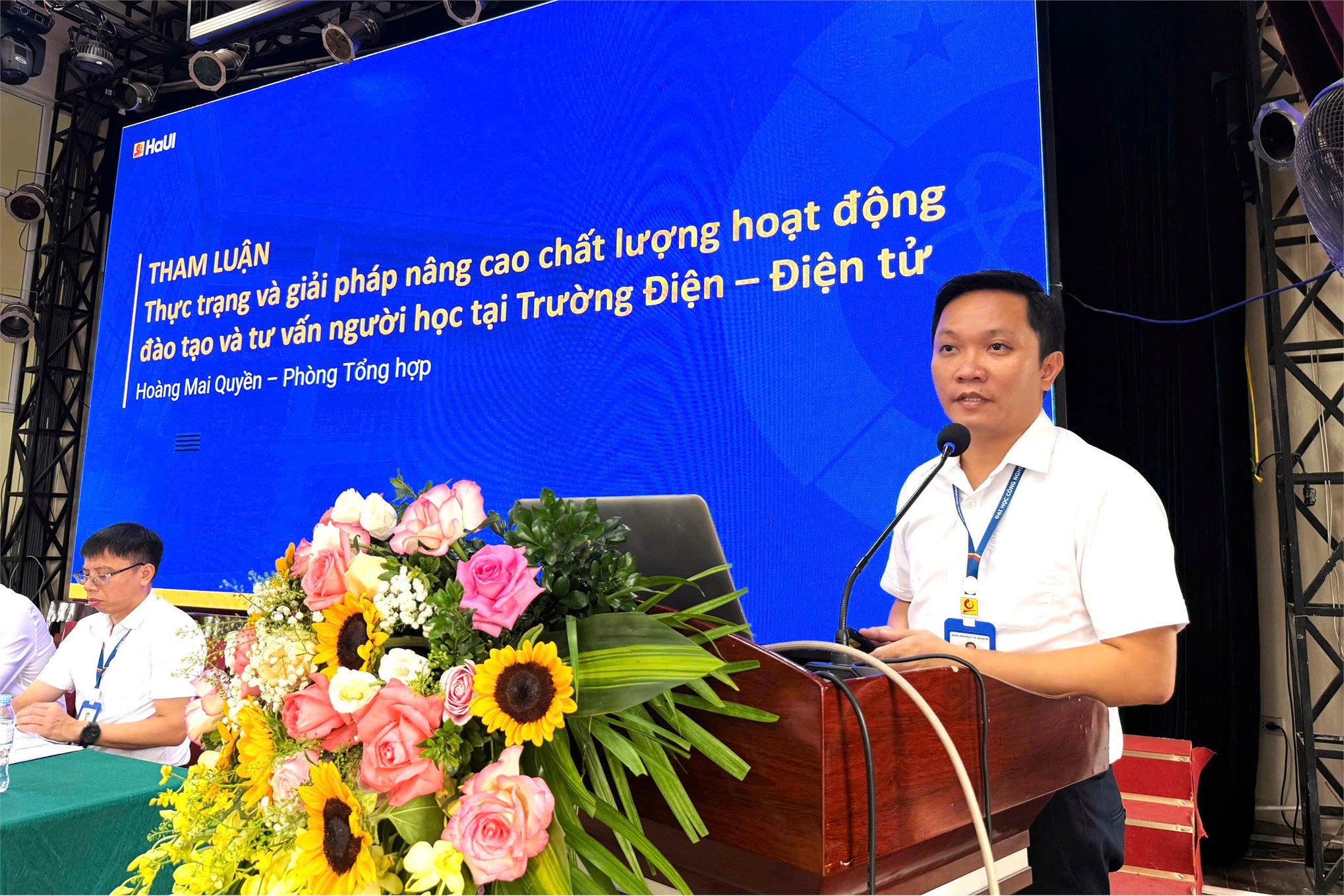 Trường Điện – Điện tử tổ chức Hội nghị viên chức, người lao động năm học 2024–2025 và triển khai nhiệm vụ năm học 2025–2026