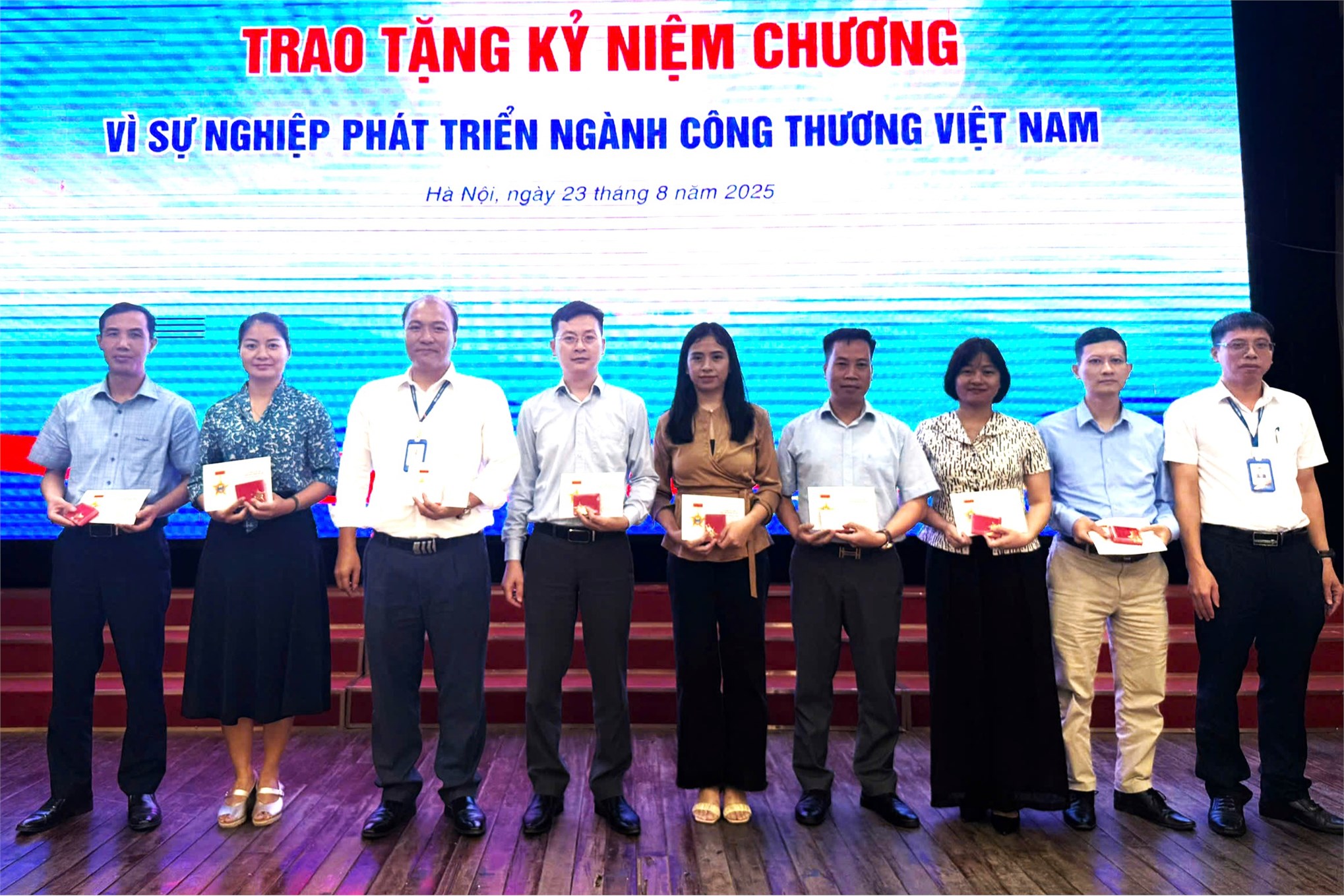 Trường Điện – Điện tử tổ chức Hội nghị viên chức, người lao động năm học 2024–2025 và triển khai nhiệm vụ năm học 2025–2026