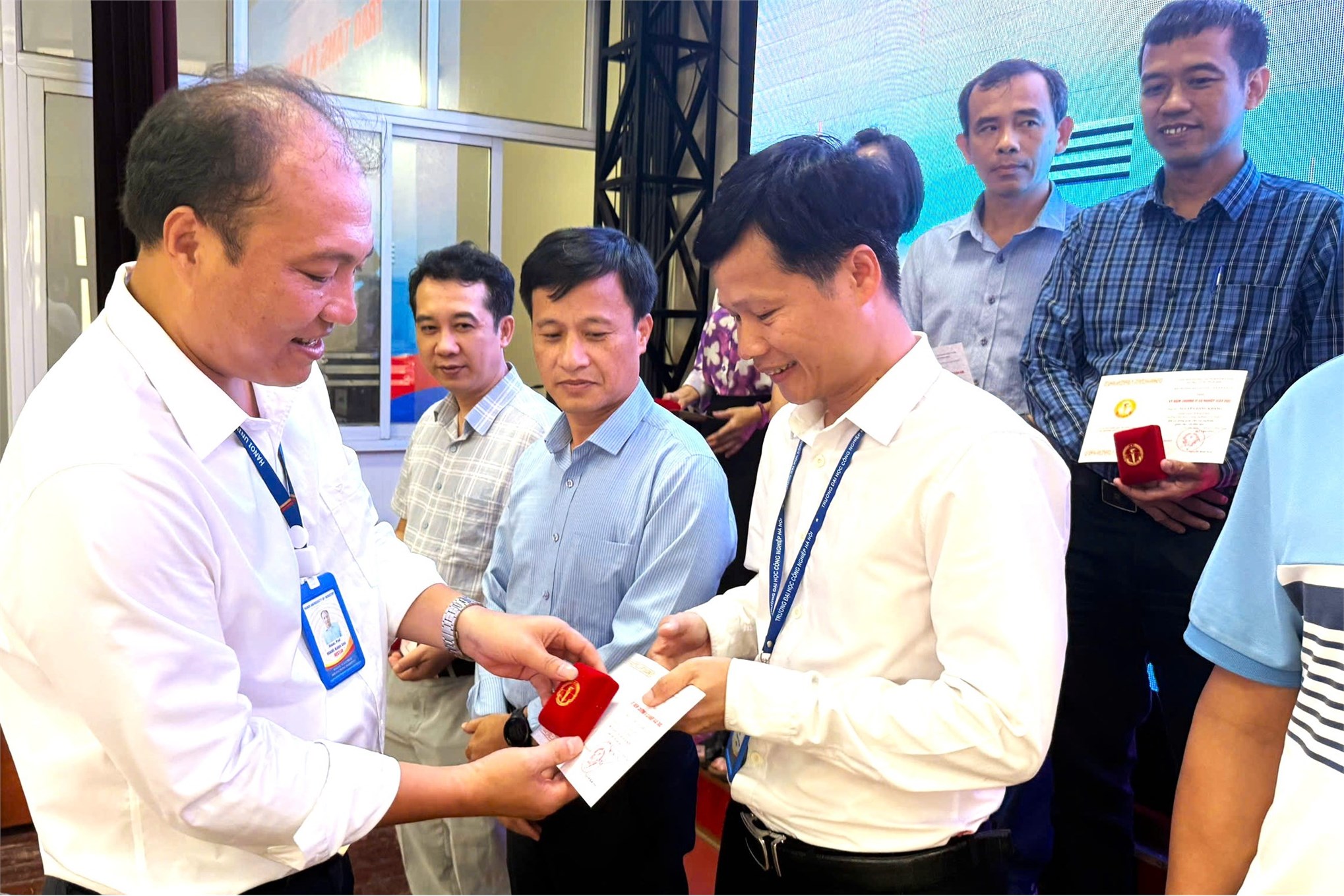 Trường Điện – Điện tử tổ chức Hội nghị viên chức, người lao động năm học 2024–2025 và triển khai nhiệm vụ năm học 2025–2026