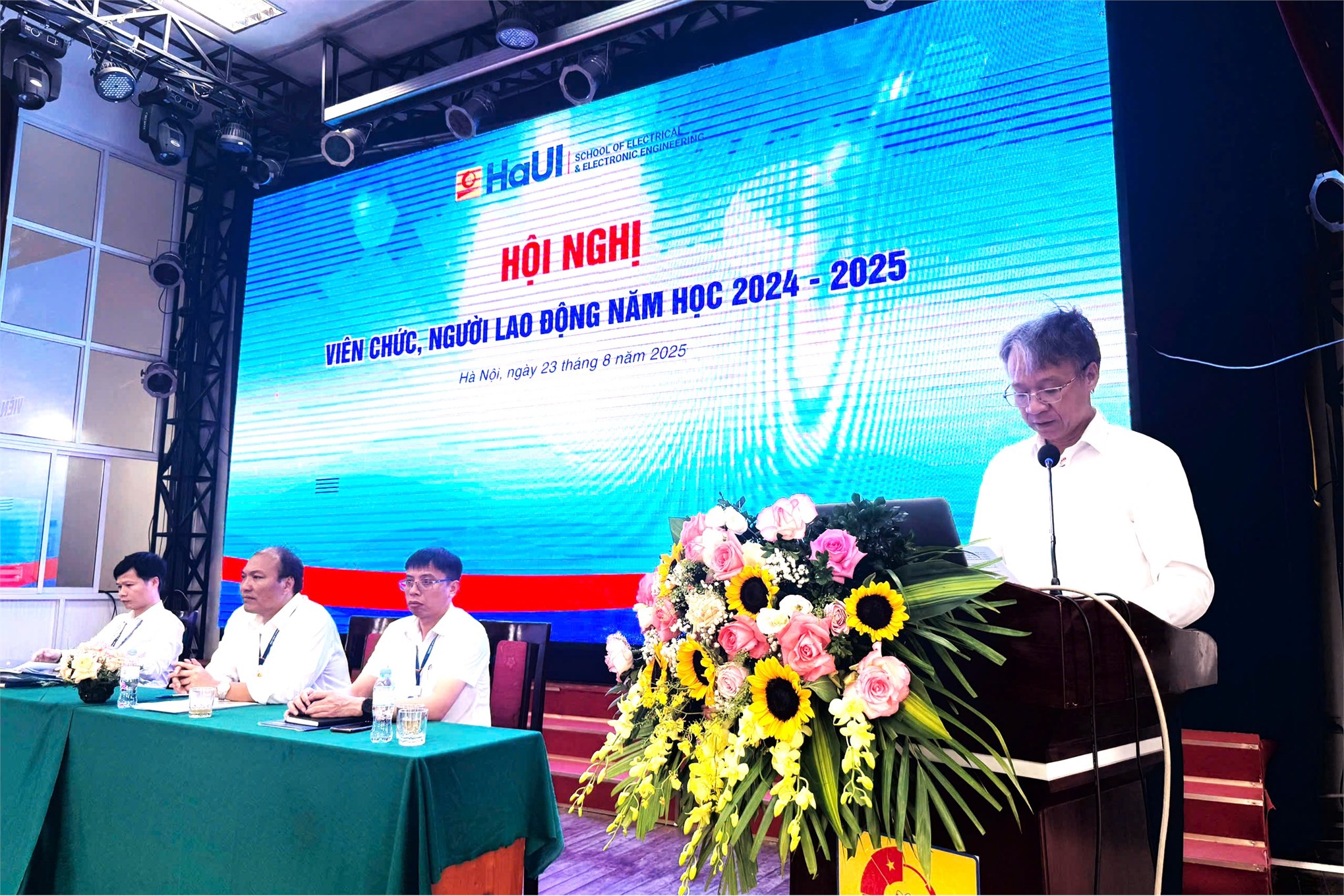 Trường Điện – Điện tử tổ chức Hội nghị viên chức, người lao động năm học 2024–2025 và triển khai nhiệm vụ năm học 2025–2026