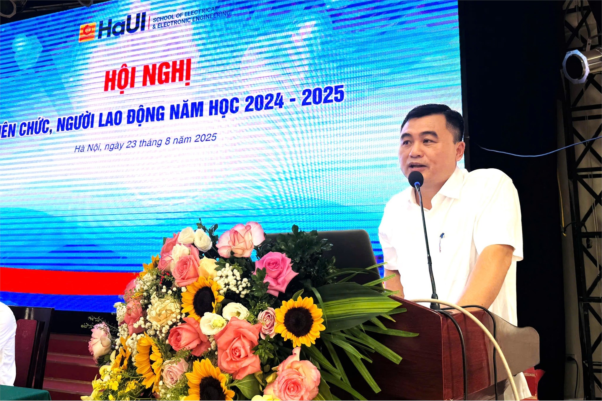 Trường Điện – Điện tử tổ chức Hội nghị viên chức, người lao động năm học 2024–2025 và triển khai nhiệm vụ năm học 2025–2026