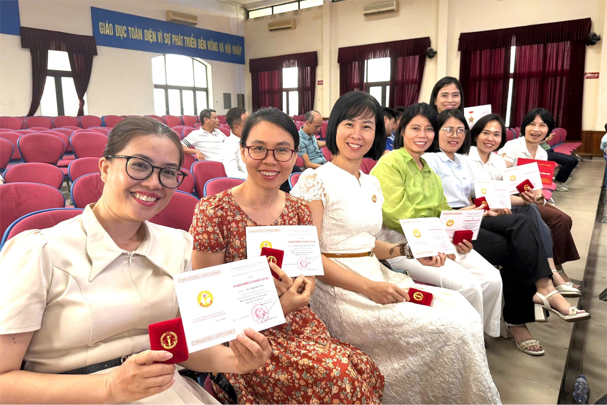 Trường Điện – Điện tử tổ chức Hội nghị viên chức, người lao động năm học 2024–2025 và triển khai nhiệm vụ năm học 2025–2026