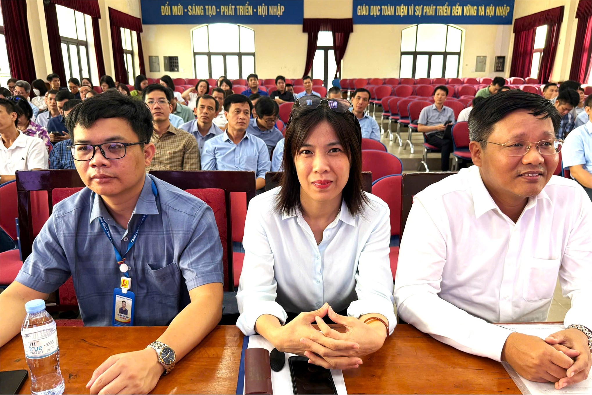 Trường Điện – Điện tử tổ chức Hội nghị viên chức, người lao động năm học 2024–2025 và triển khai nhiệm vụ năm học 2025–2026