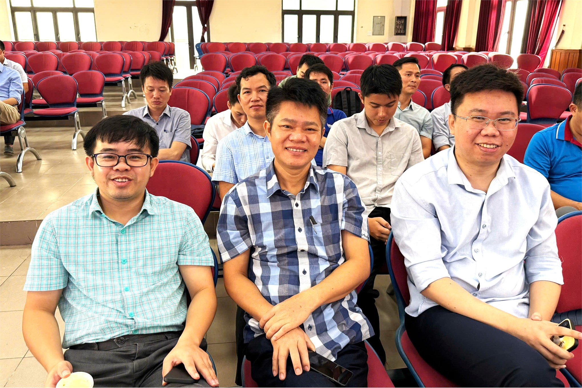 Trường Điện – Điện tử tổ chức Hội nghị viên chức, người lao động năm học 2024–2025 và triển khai nhiệm vụ năm học 2025–2026