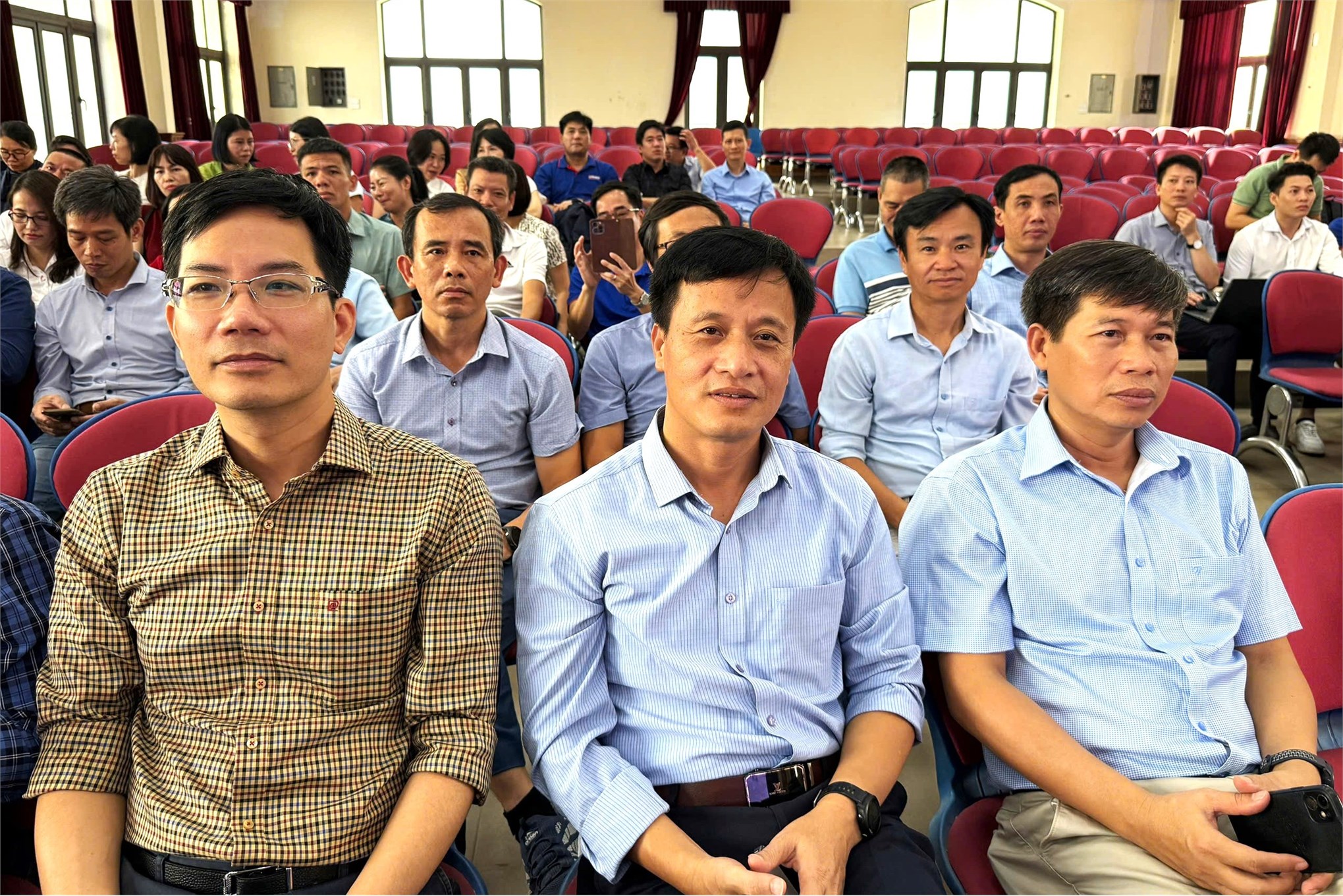 Trường Điện – Điện tử tổ chức Hội nghị viên chức, người lao động năm học 2024–2025 và triển khai nhiệm vụ năm học 2025–2026