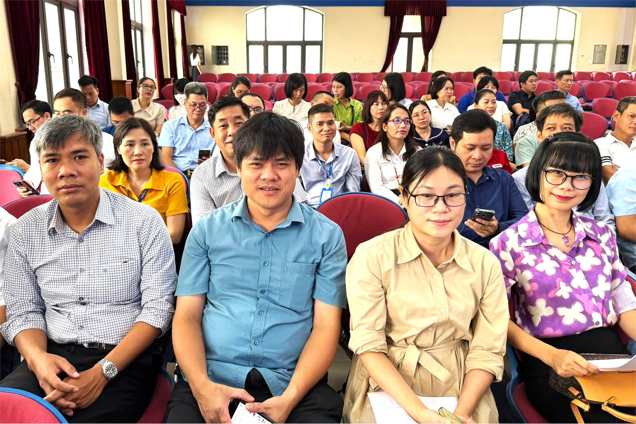 Trường Điện – Điện tử tổ chức Hội nghị viên chức, người lao động năm học 2024–2025 và triển khai nhiệm vụ năm học 2025–2026