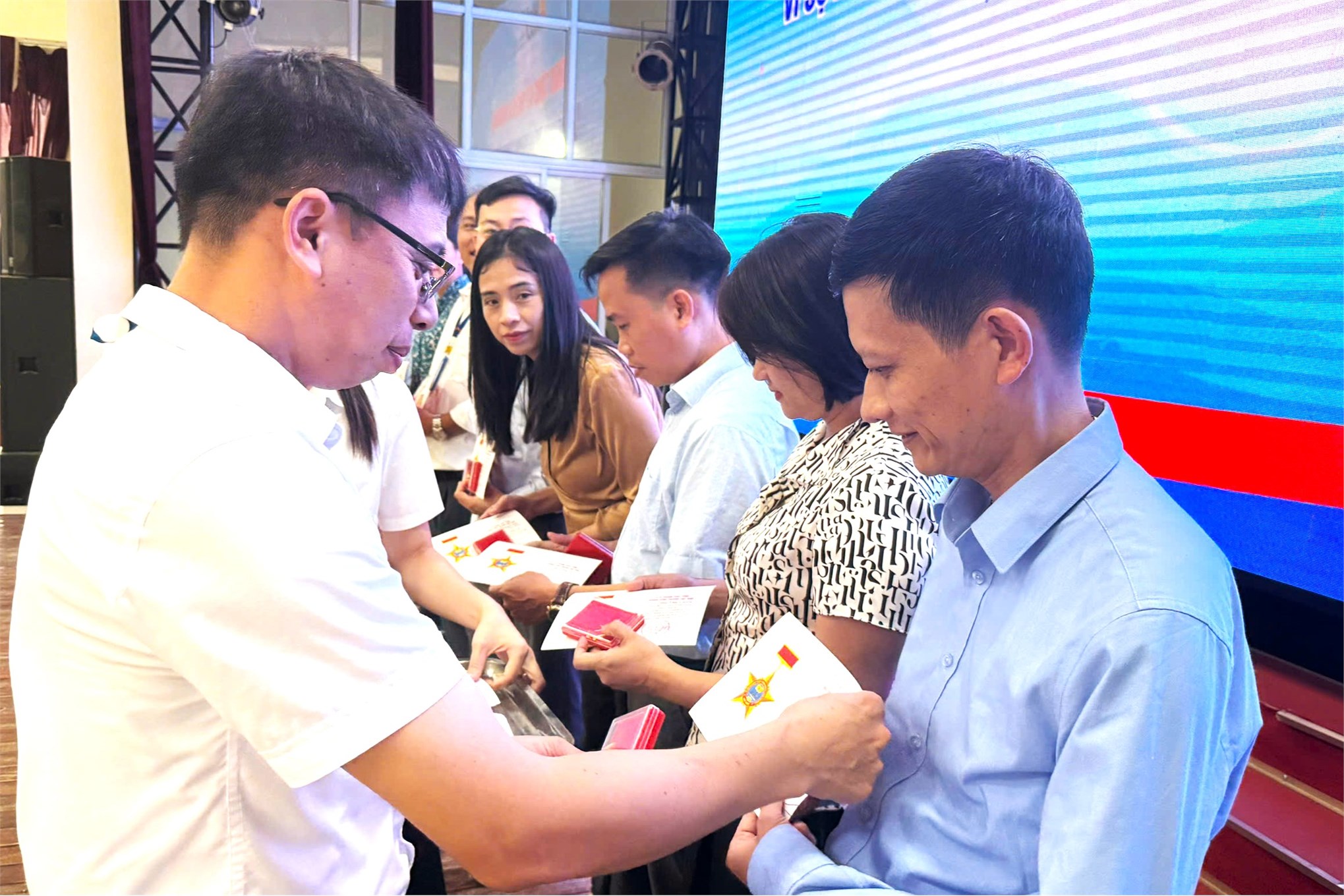 Trường Điện – Điện tử tổ chức Hội nghị viên chức, người lao động năm học 2024–2025 và triển khai nhiệm vụ năm học 2025–2026