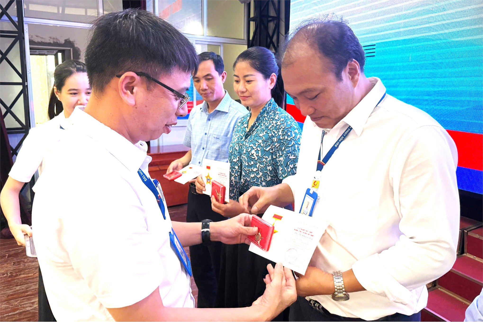 Trường Điện – Điện tử tổ chức Hội nghị viên chức, người lao động năm học 2024–2025 và triển khai nhiệm vụ năm học 2025–2026
