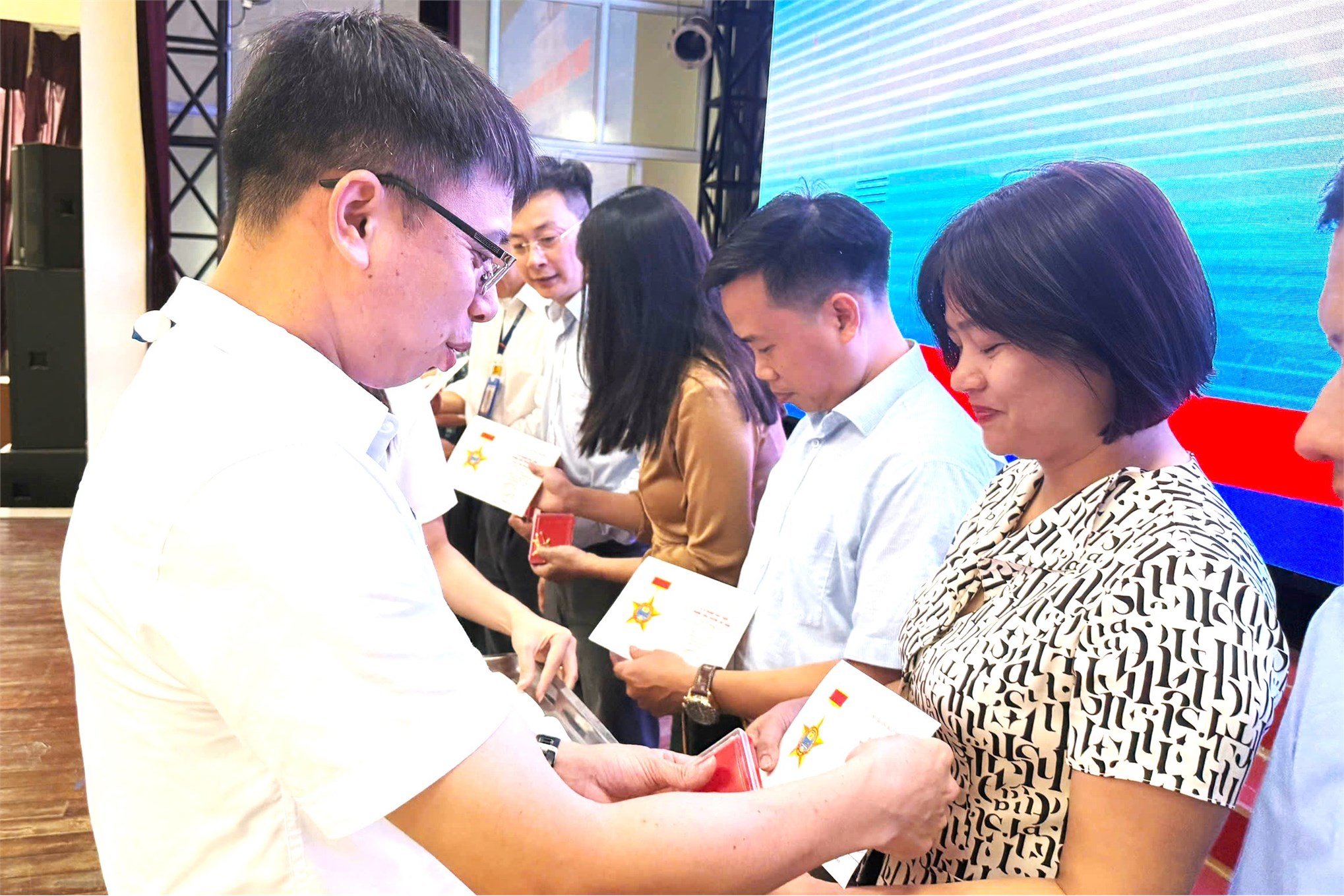 Trường Điện – Điện tử tổ chức Hội nghị viên chức, người lao động năm học 2024–2025 và triển khai nhiệm vụ năm học 2025–2026
