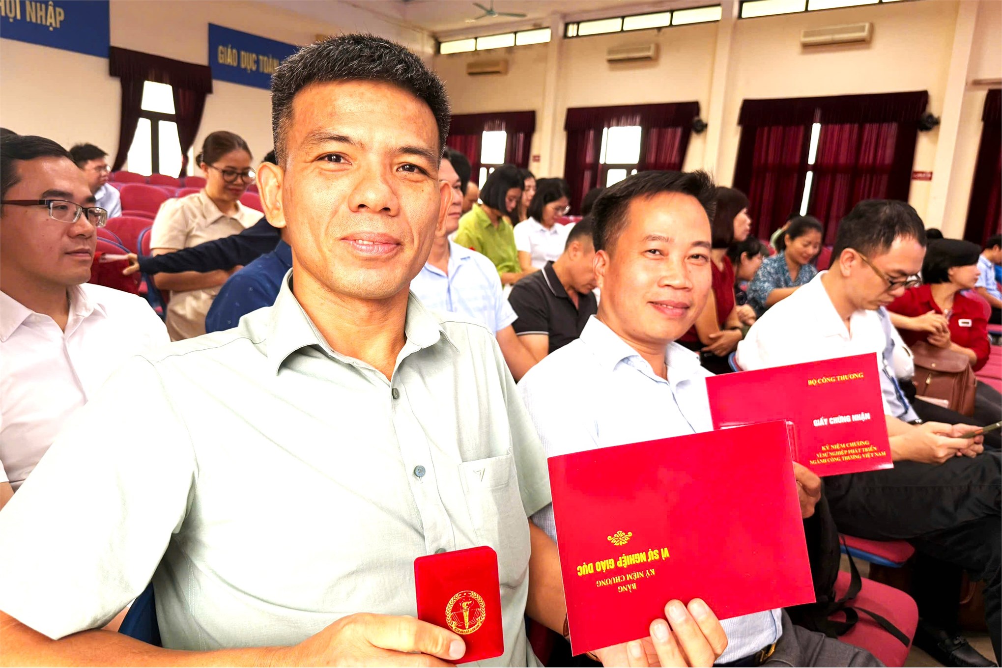 Trường Điện – Điện tử tổ chức Hội nghị viên chức, người lao động năm học 2024–2025 và triển khai nhiệm vụ năm học 2025–2026