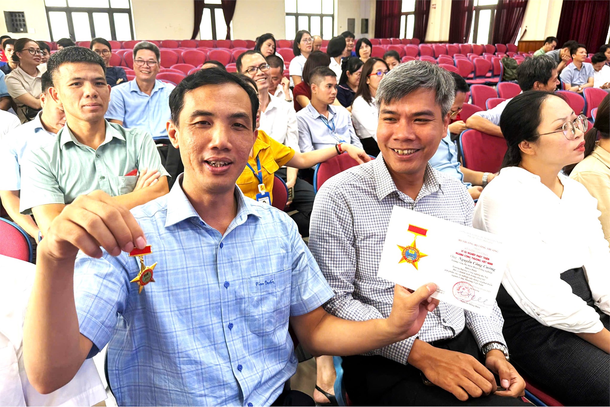 Trường Điện – Điện tử tổ chức Hội nghị viên chức, người lao động năm học 2024–2025 và triển khai nhiệm vụ năm học 2025–2026