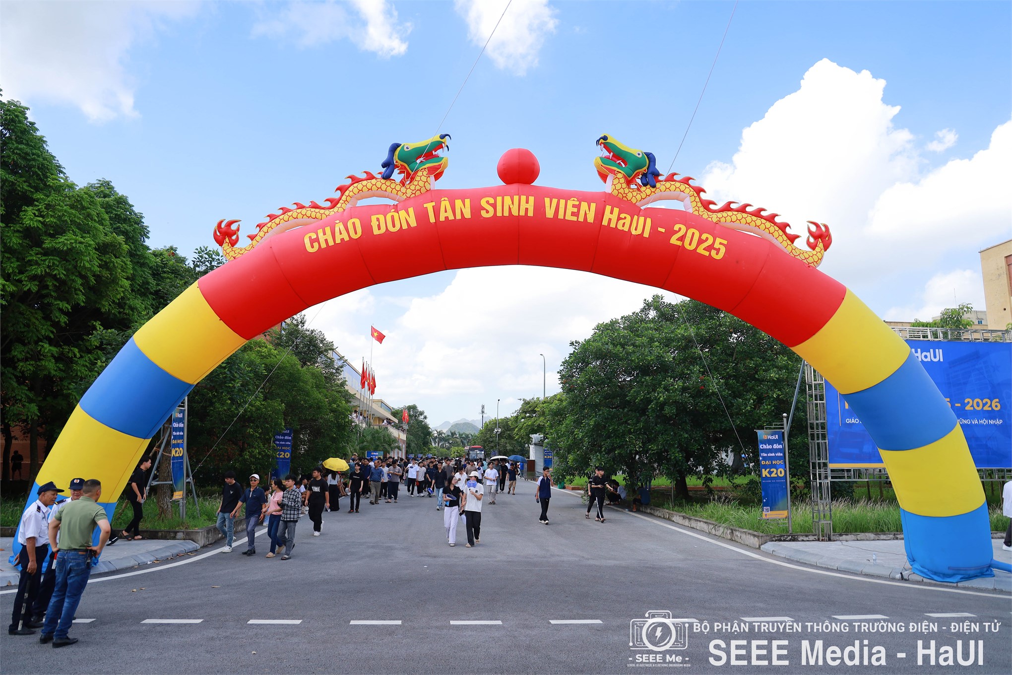 Trường Điện – Điện tử chào đón tân sinh viên khóa 20