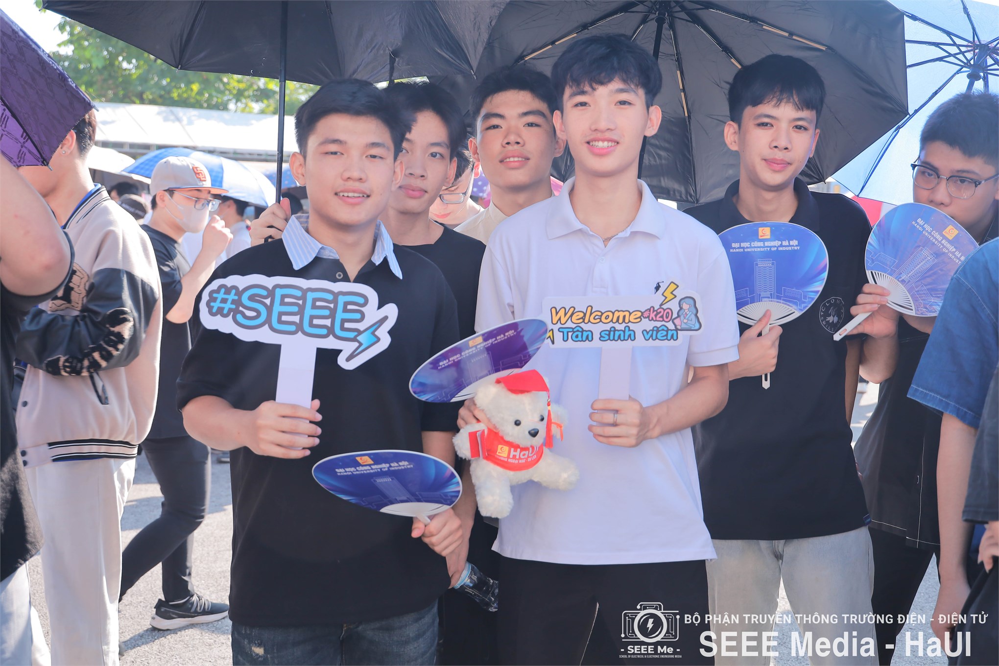 Trường Điện – Điện tử chào đón tân sinh viên khóa 20