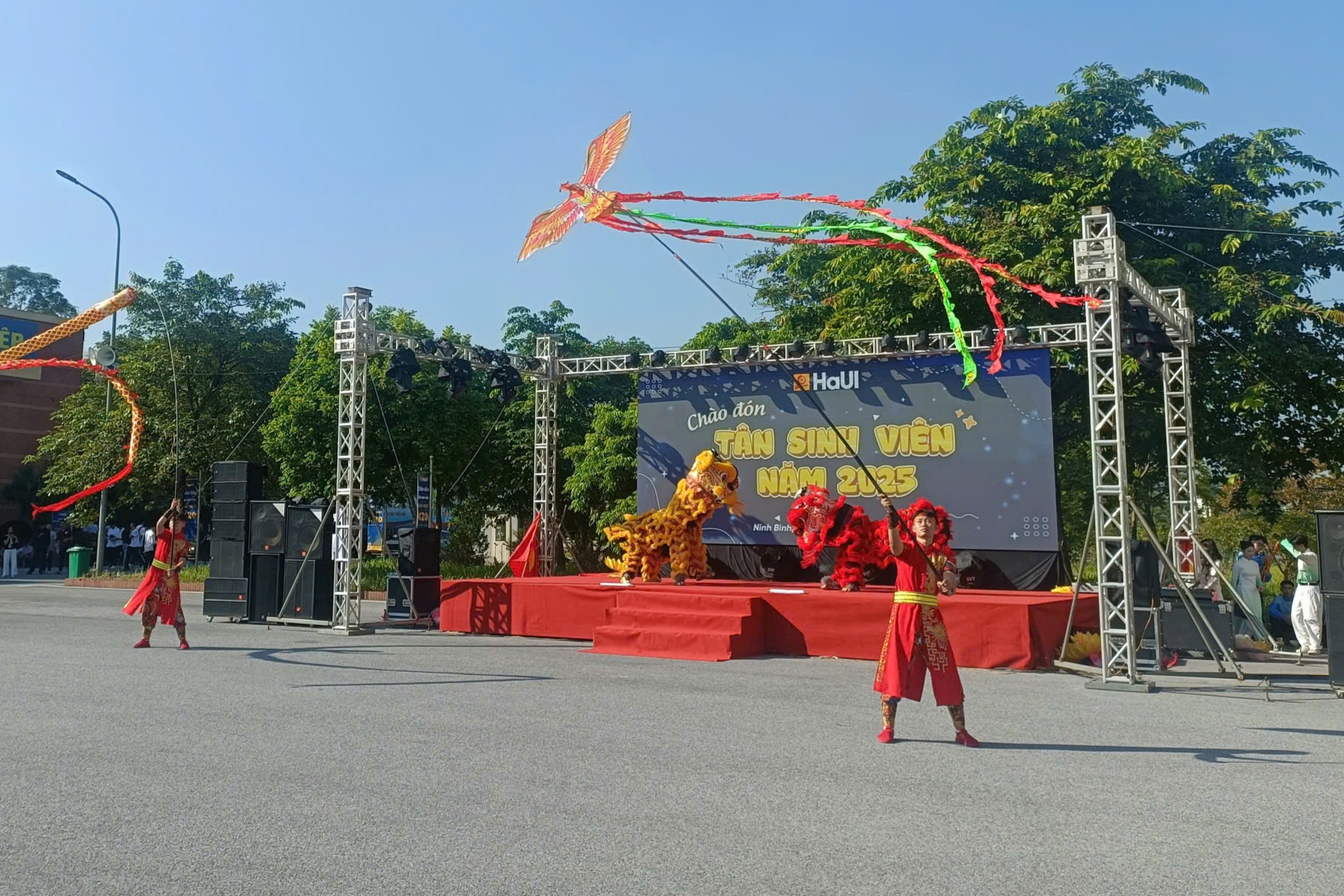 Trường Điện – Điện tử chào đón tân sinh viên khóa 20