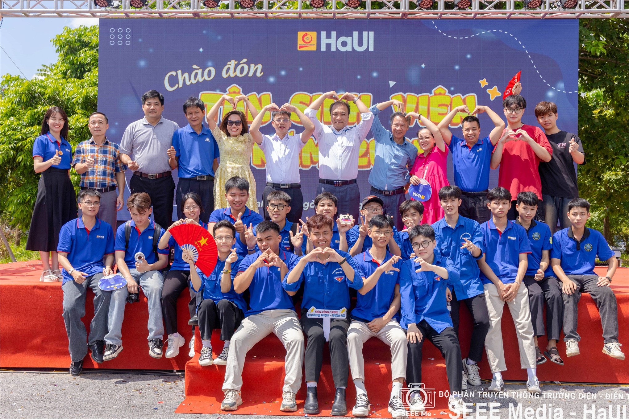 Trường Điện – Điện tử chào đón tân sinh viên khóa 20