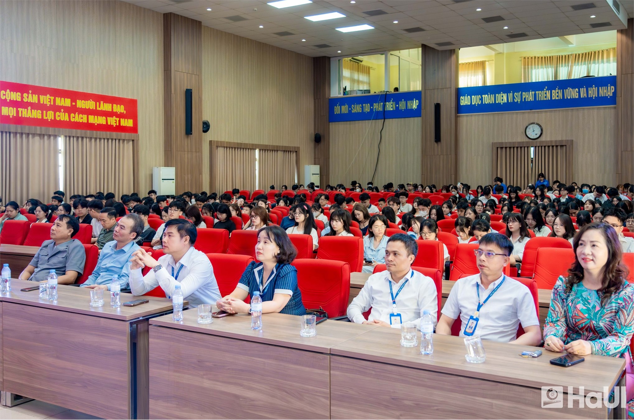 Khát vọng tuổi trẻ K20 – Trường Điện – Điện tử cùng HaUI bước vào năm học 2025 – 2026