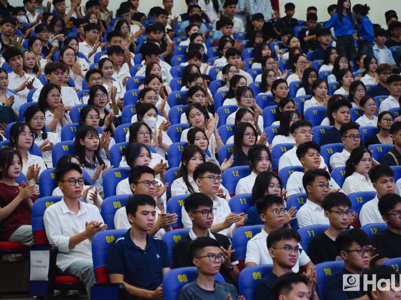 Khát vọng tuổi trẻ K20 – Trường Điện – Điện tử cùng HaUI bước vào năm học 2025 – 2026