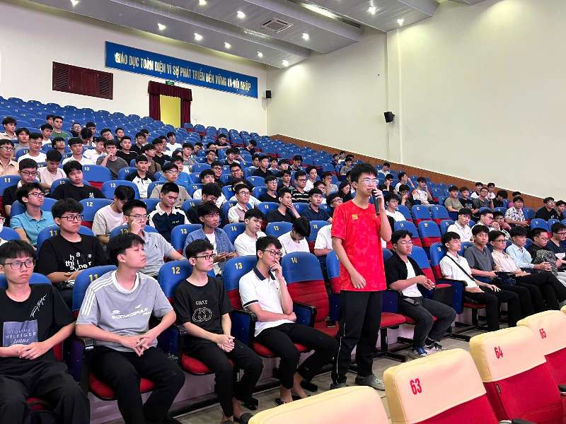 Sinh viên K20 hào hứng với chương trình tư vấn tuyển sinh vi mạch bán dẫn 2025