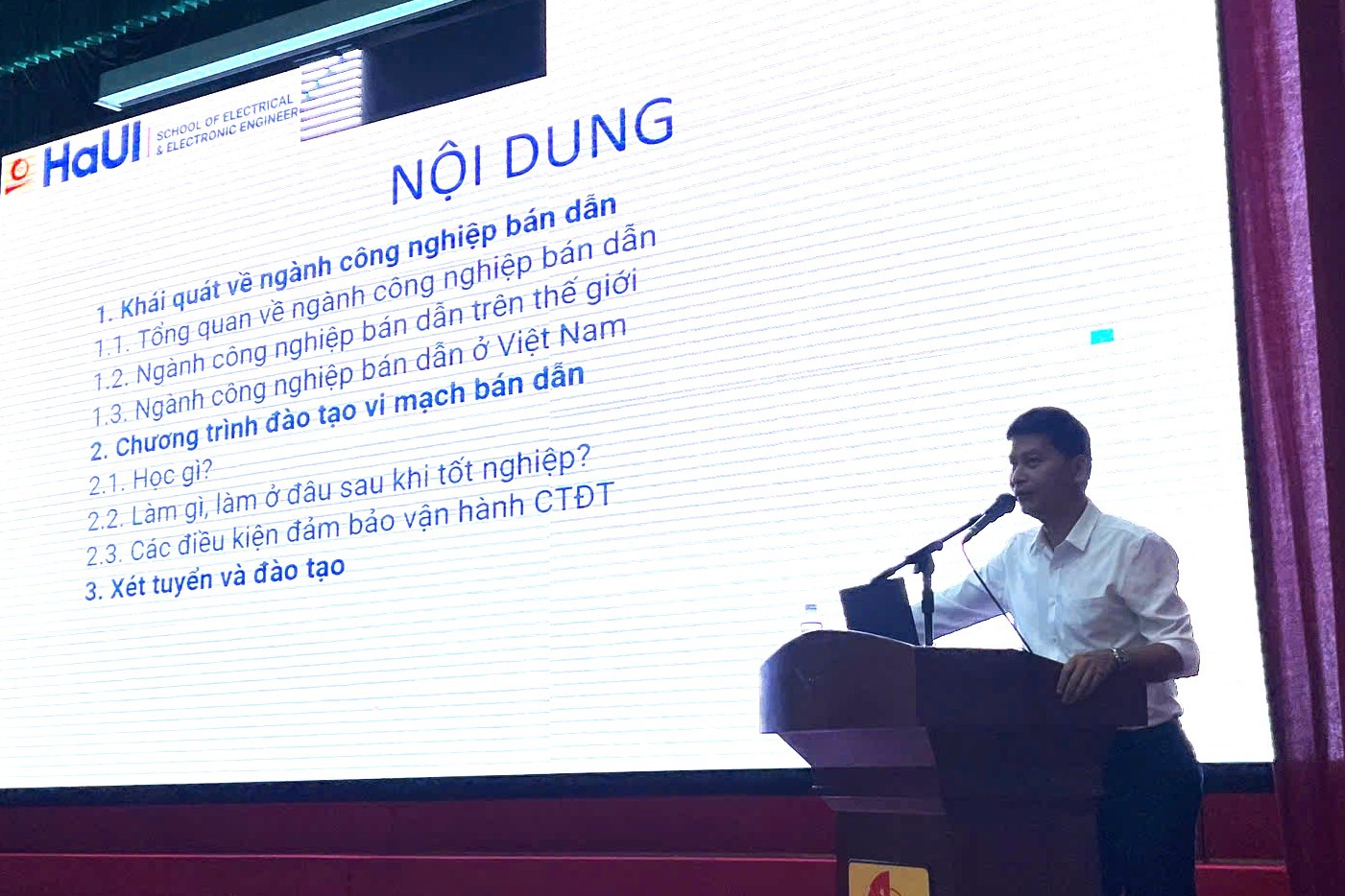 Sinh viên K20 hào hứng với chương trình tư vấn tuyển sinh vi mạch bán dẫn 2025