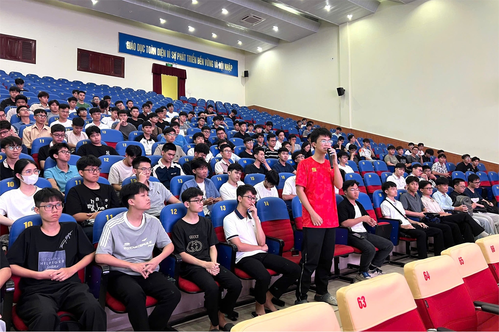 Sinh viên K20 hào hứng với chương trình tư vấn tuyển sinh vi mạch bán dẫn 2025