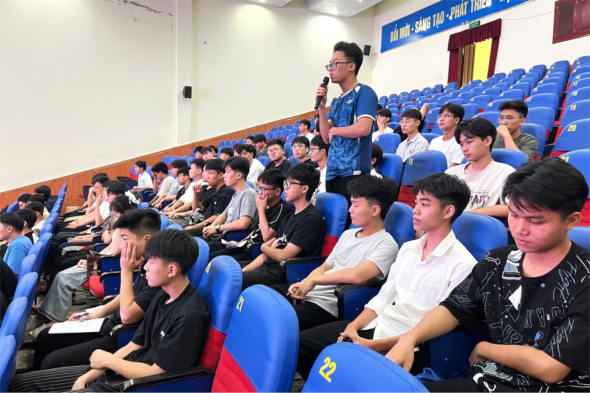 Sinh viên K20 hào hứng với chương trình tư vấn tuyển sinh vi mạch bán dẫn 2025