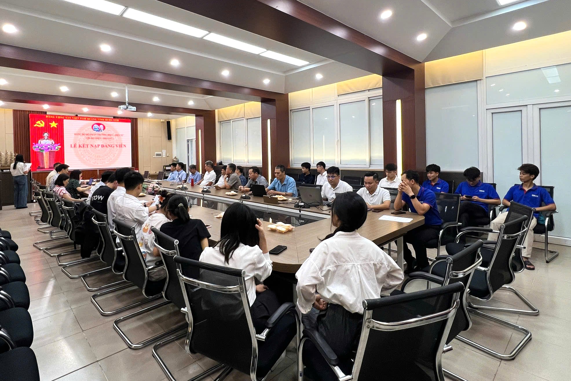 Chi bộ Điện tử 1 trang trọng tổ chức Lễ kết nạp đảng viên mới năm 2025