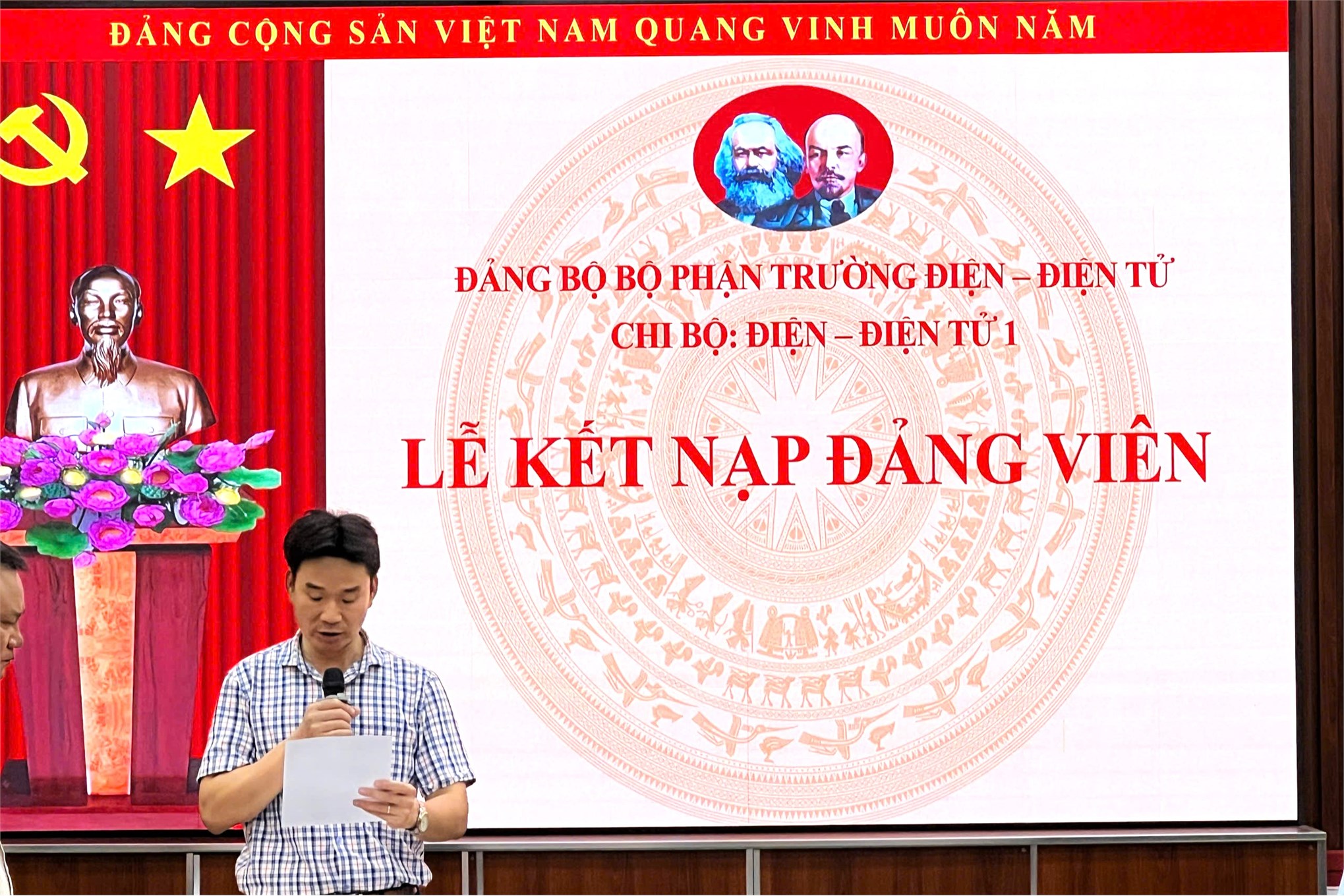 Chi bộ Điện tử 1 trang trọng tổ chức Lễ kết nạp đảng viên mới năm 2025