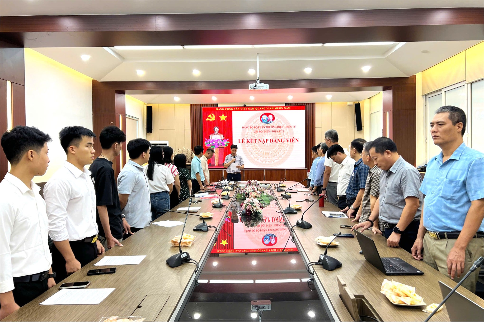 Chi bộ Điện tử 1 trang trọng tổ chức Lễ kết nạp đảng viên mới năm 2025