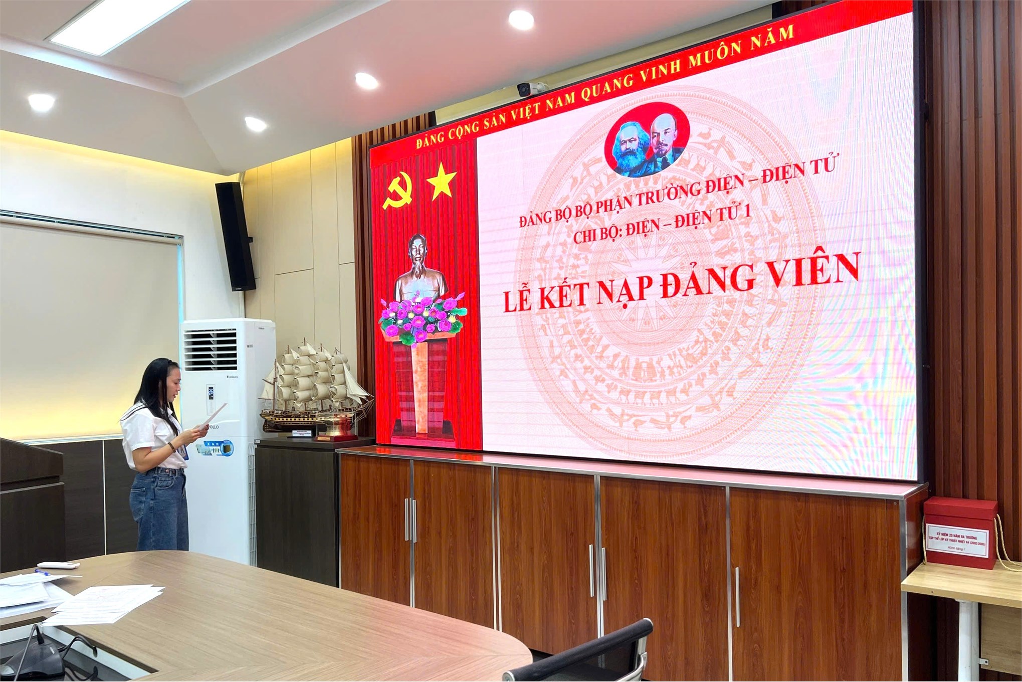 Chi bộ Điện tử 1 trang trọng tổ chức Lễ kết nạp đảng viên mới năm 2025
