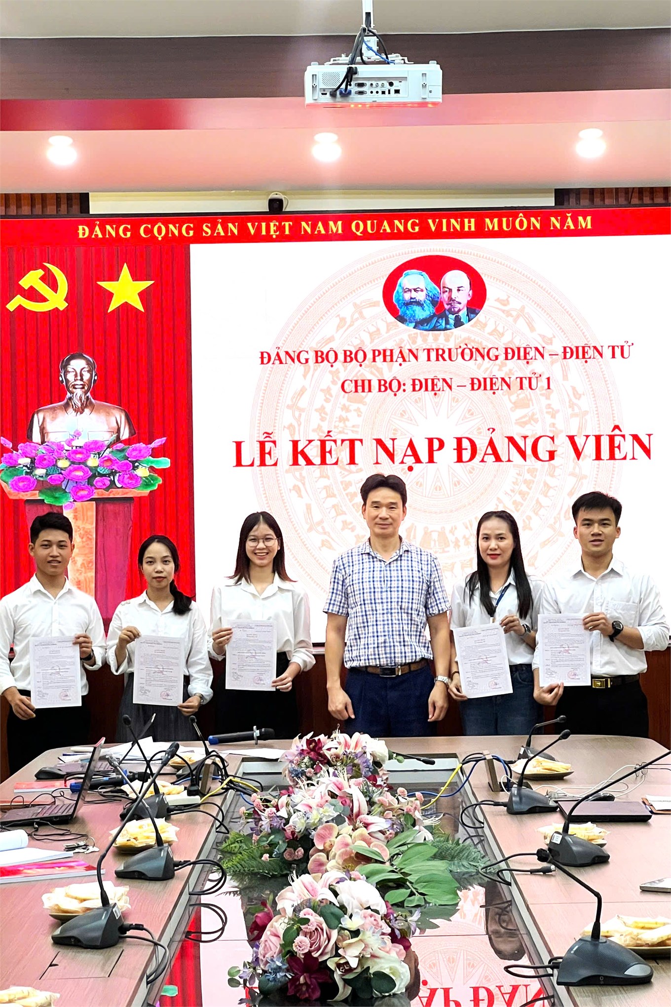 Chi bộ Điện tử 1 trang trọng tổ chức Lễ kết nạp đảng viên mới năm 2025