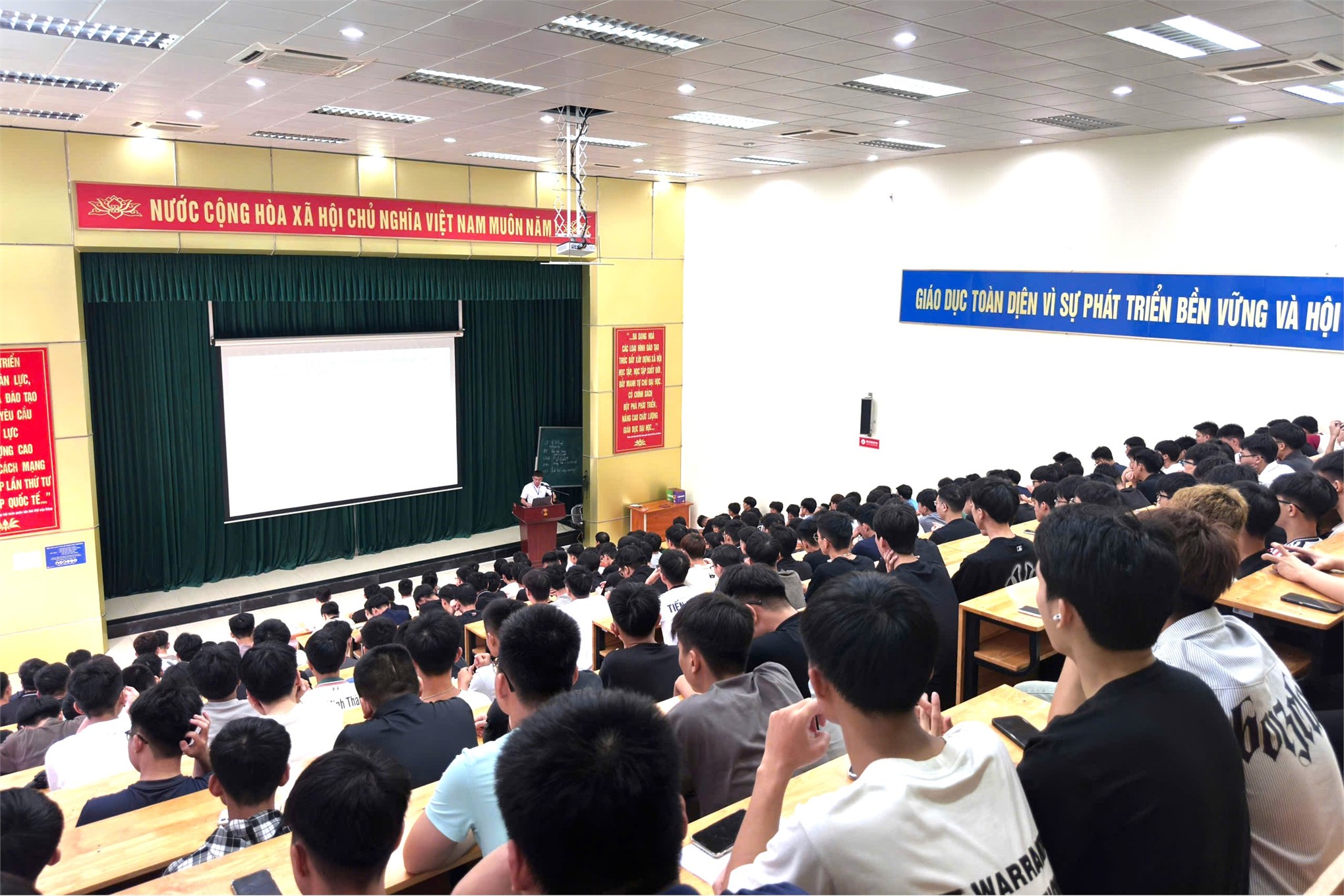 Học Điều khiển & Tự động hóa bằng tiếng Anh – Lợi thế chinh phục doanh nghiệp toàn cầu