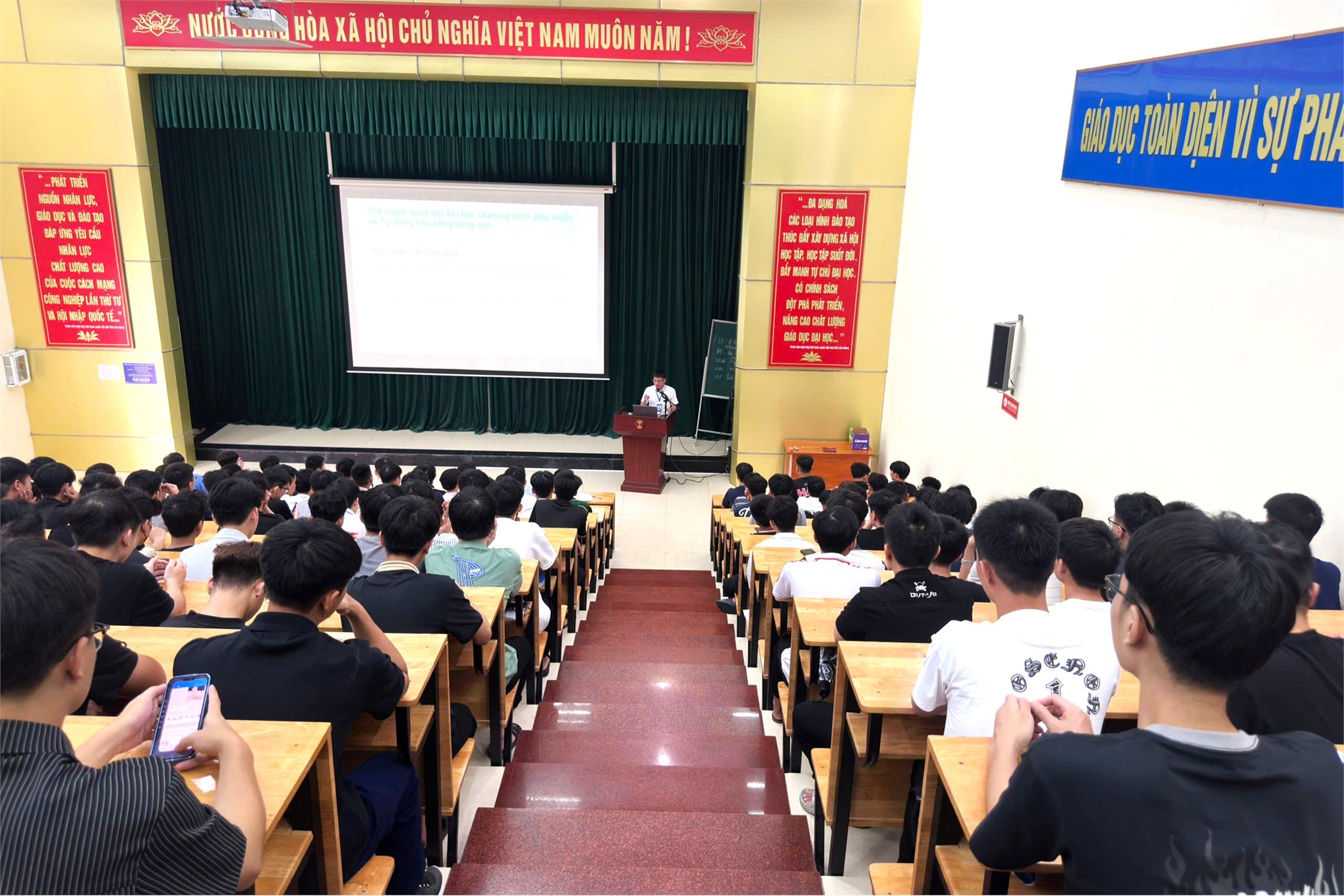 Học Điều khiển & Tự động hóa bằng tiếng Anh – Lợi thế chinh phục doanh nghiệp toàn cầu