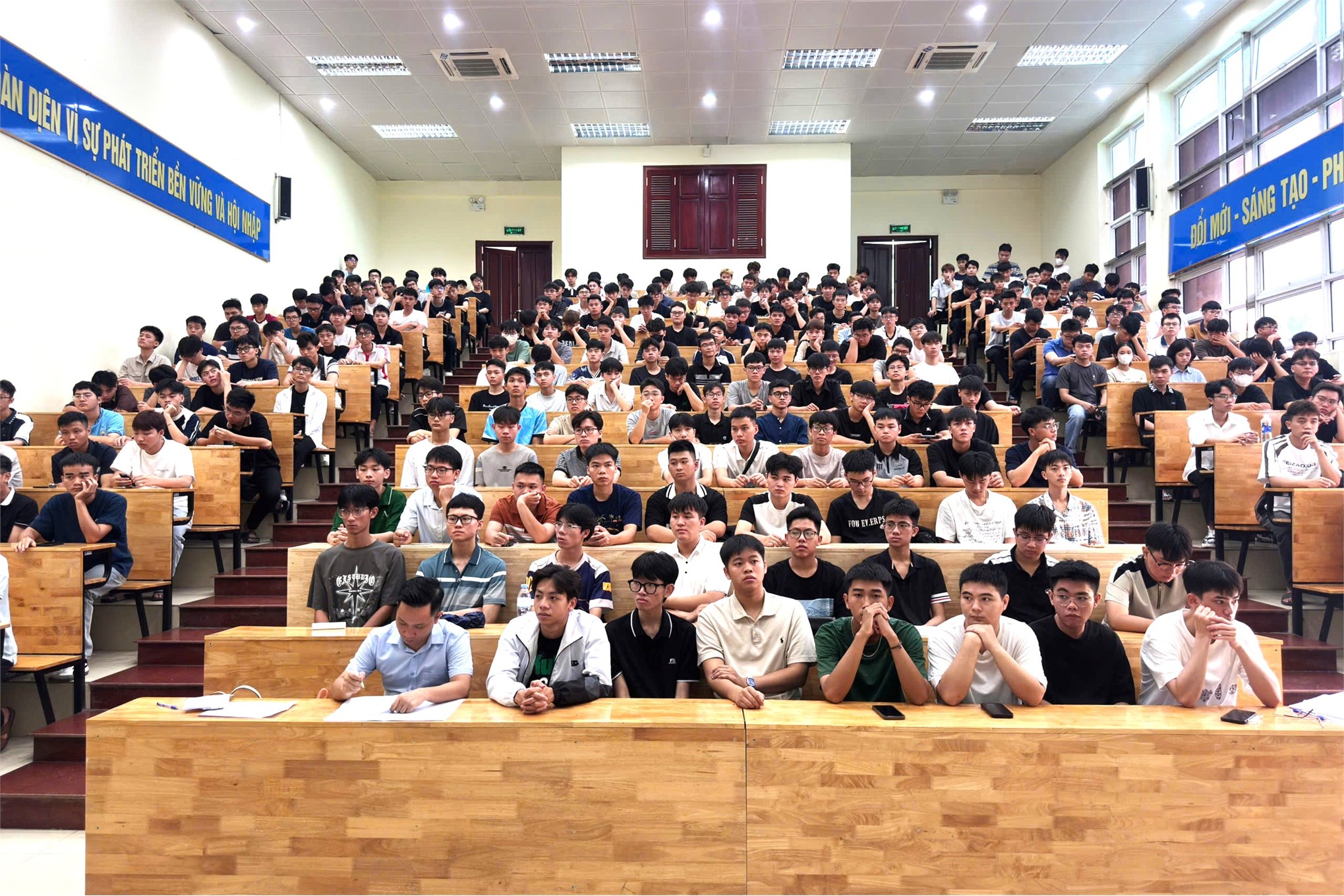 Học Điều khiển & Tự động hóa bằng tiếng Anh – Lợi thế chinh phục doanh nghiệp toàn cầu