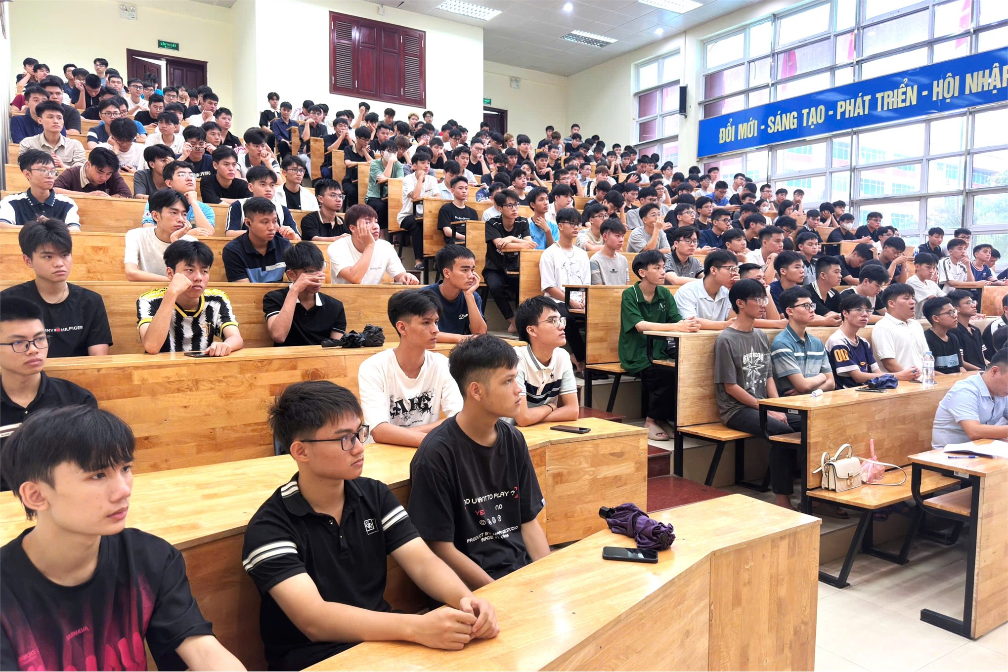 Học Điều khiển & Tự động hóa bằng tiếng Anh – Lợi thế chinh phục doanh nghiệp toàn cầu