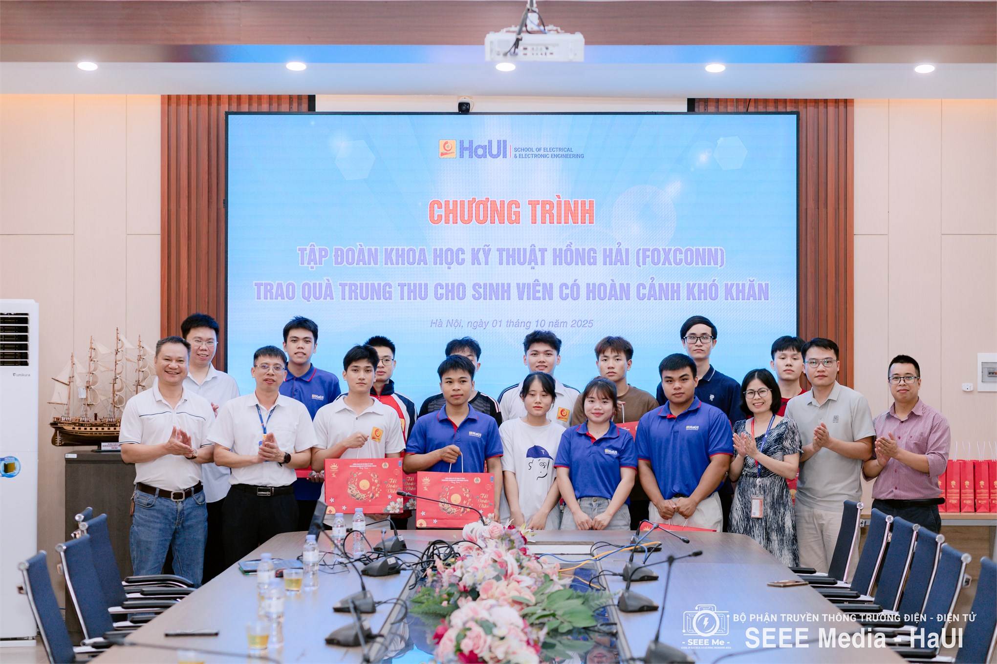 Foxconn đồng hành cùng sinh viên Trường Điện – Điện tử qua những món quà Trung thu ý nghĩa