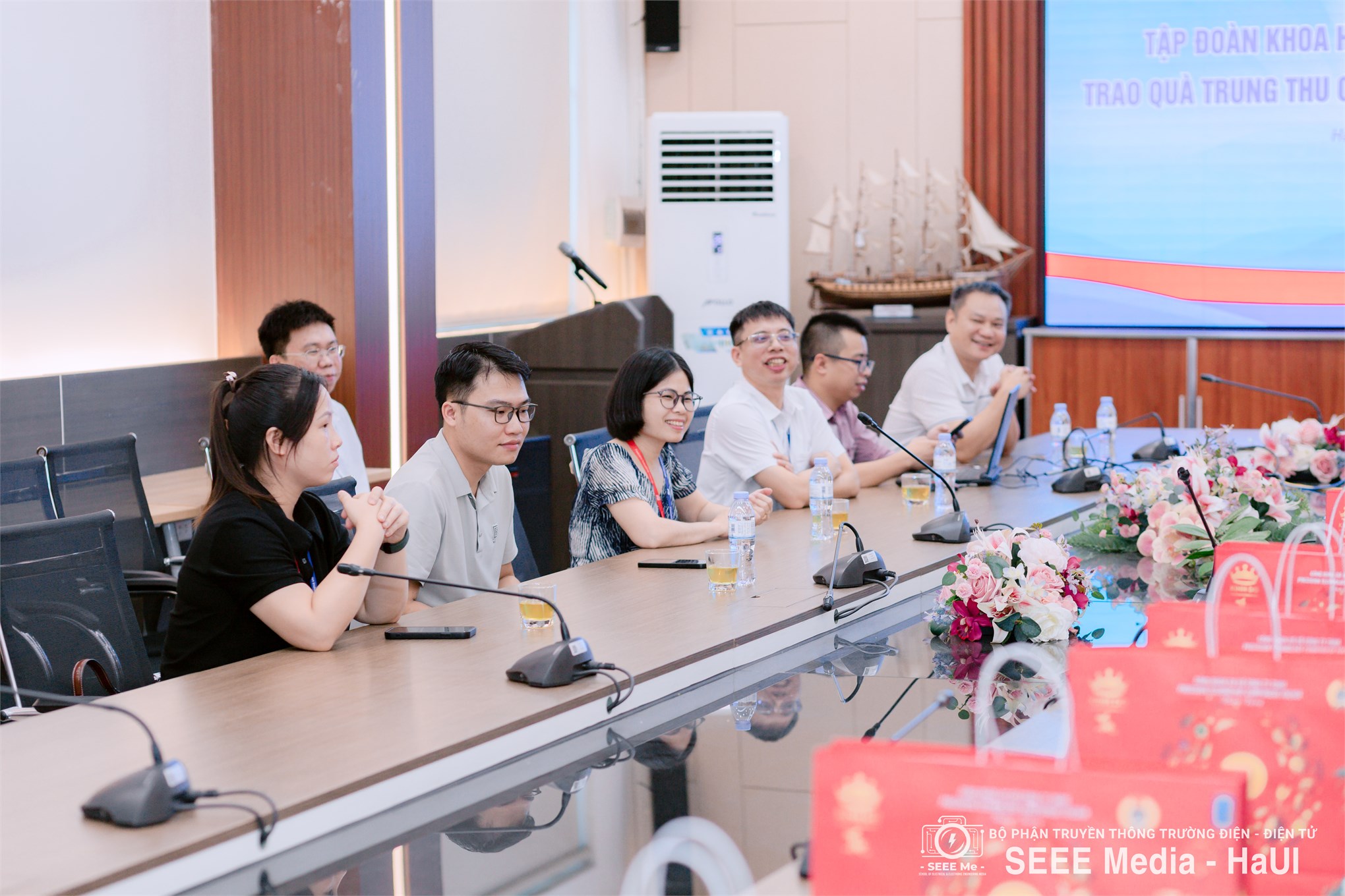 Foxconn đồng hành cùng sinh viên Trường Điện – Điện tử qua những món quà Trung thu ý nghĩa