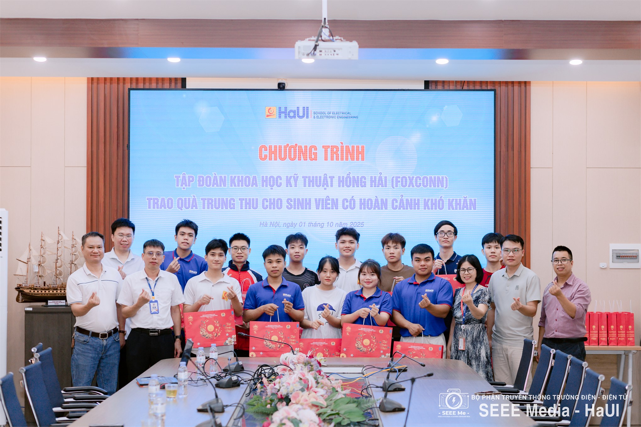 Foxconn đồng hành cùng sinh viên Trường Điện – Điện tử qua những món quà Trung thu ý nghĩa