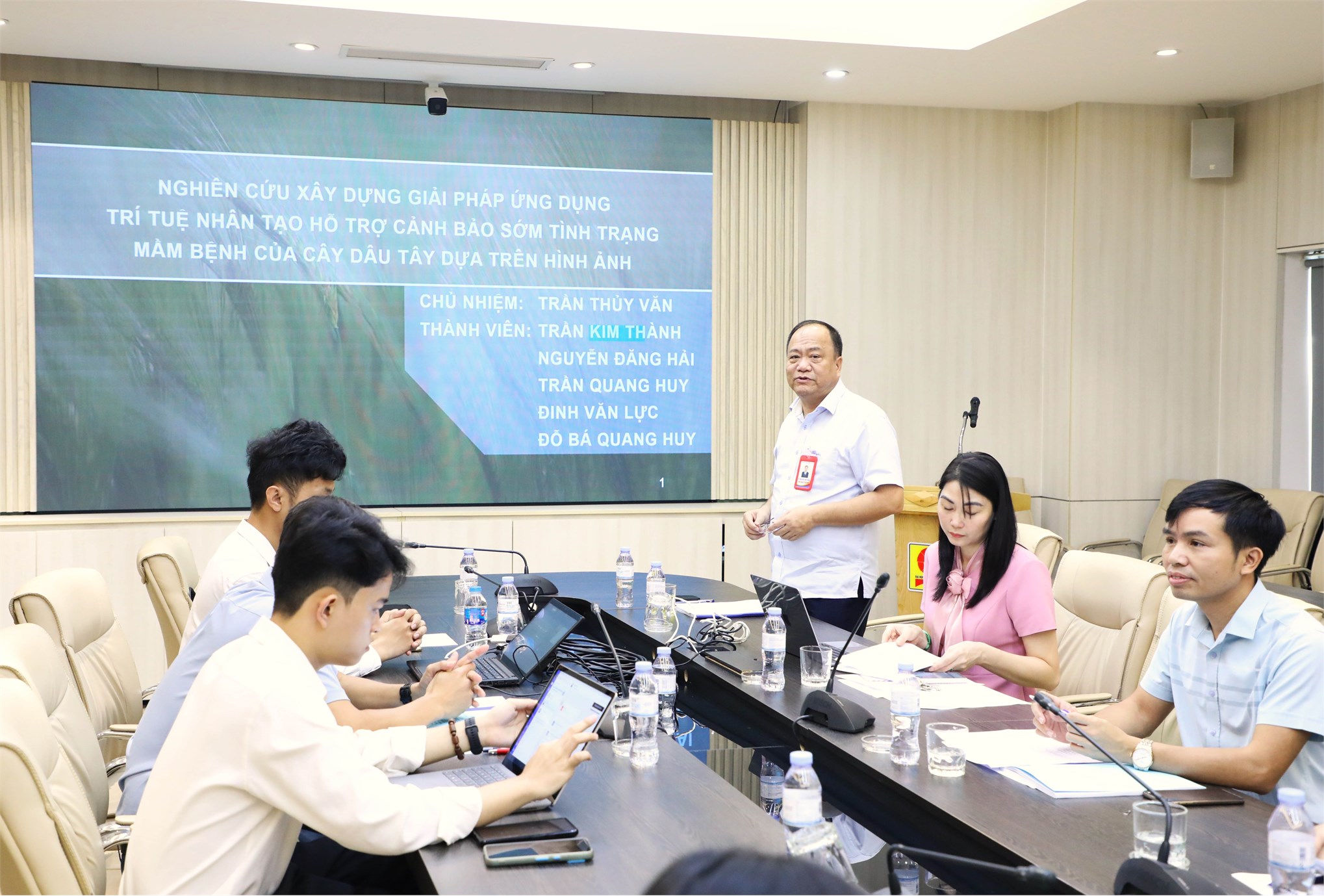 Nghiệm thu đề tài KH&CN cấp trường ‘‘Nghiên cứu xây dựng giải pháp ứng dụng trí tuệ nhân tạo hỗ trợ cảnh báo sớm tình trạng mềm bệnh của cây dâu tây dựa trên hình ảnh”
