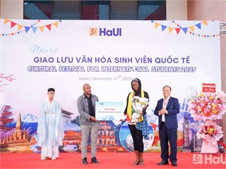 Trường Điện – Điện tử lan tỏa sắc màu văn hóa tại Ngày hội giao lưu sinh viên quốc tế 2025