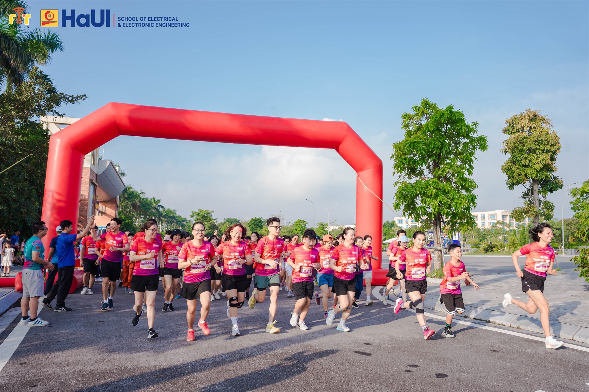 Lan tỏa tinh thần thể thao – kết nối yêu thương từ giải chạy “Hỗ trợ sinh viên có hoàn cảnh khó khăn” năm 2025 Trường Điện - Điện tử