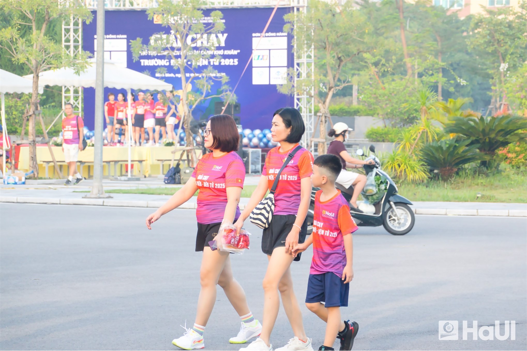 Lan tỏa tinh thần thể thao – kết nối yêu thương từ giải chạy “Hỗ trợ sinh viên có hoàn cảnh khó khăn” năm 2025 Trường Điện - Điện tử