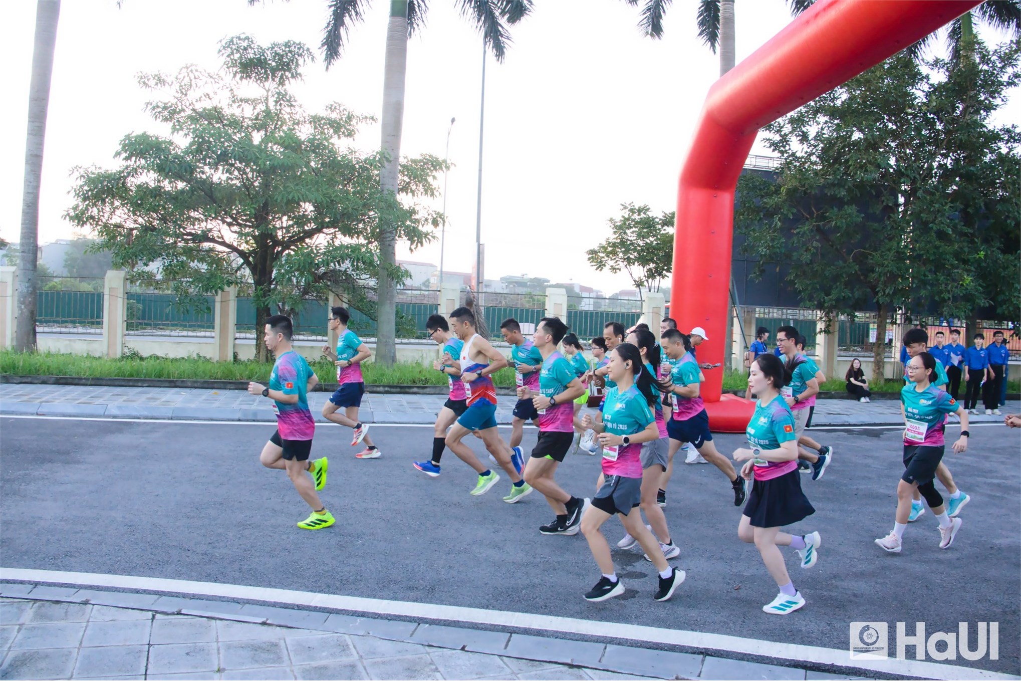 Lan tỏa tinh thần thể thao – kết nối yêu thương từ giải chạy “Hỗ trợ sinh viên có hoàn cảnh khó khăn” năm 2025 Trường Điện - Điện tử