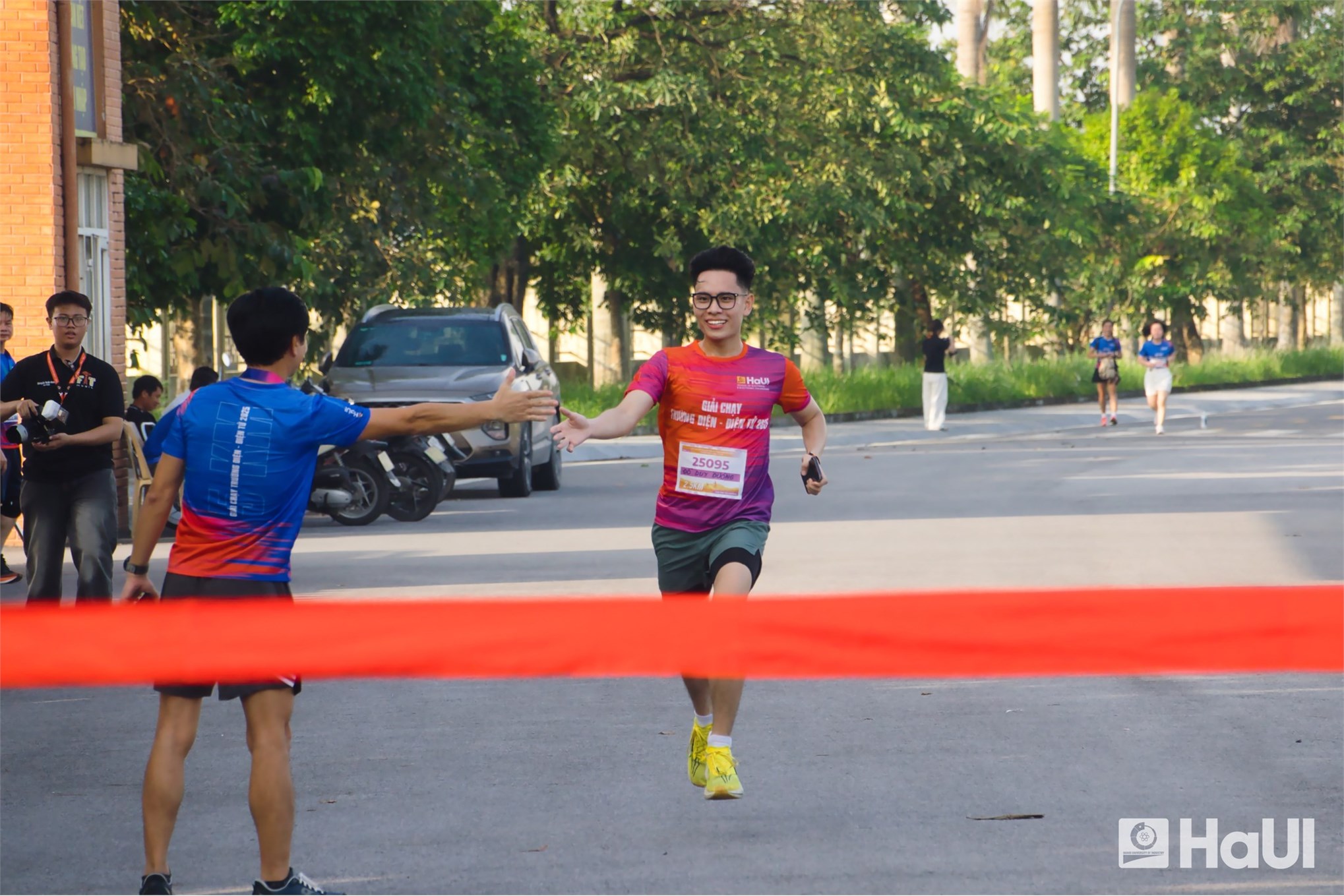 Lan tỏa tinh thần thể thao – kết nối yêu thương từ giải chạy “Hỗ trợ sinh viên có hoàn cảnh khó khăn” năm 2025 Trường Điện - Điện tử